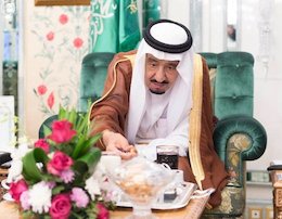 شاه عربستان حال و روز خوبی ندارد  افطاری پادشاه سعودی