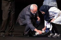 دختری که اشک ظریف را درآورد !+عکس  دختری که اشک ظریف را درآورد