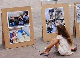 بهت کودکان آلمانی از مصیبتهای کودکان یمنی+تصاویر بهت کودک آلمانی از مصیبتهای کودکان یمنی