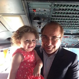 قالیباف و نوه اش در کابین خلبان +عکس قالیباف و نوه اش