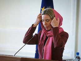 چالش خانم موگرینی با شال صورتی+تصاویر موگرینی