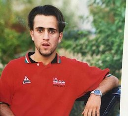 کریمی سوار پیکان گوجه ای مدل ۵۷/عکس علی کریمی