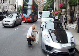 ترافیک ۱ساعته بهخاطر شستن پورشه +عکس  شستن پورشه