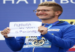 خواستگاری یک قهرمان از روی سکو !+عکس  خواستگاری روی سکو