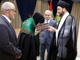 تقدیر سید عمار حکیم از بانوی فداکار عراقی+تصاویر تقدیر سید عمار حکیم از بانوی فداکار