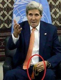 جان کری تسبیح به دست شد!/عکس تسبیح جان کری
