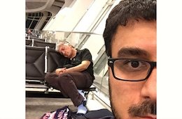 خوابیدن بازیگر معروف ایرانی در فرودگاه + عکس رضا کیانیان