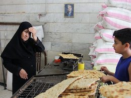 تنها زن ایرانی که نان سنگک می پزد+تصاویر زن نانوا