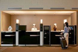 کارمندان عجیب و غریب یک هتل!+تصاویر ربات ها