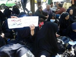 تجمع شبانه روزی مربیان پیش دبستانی مقابل مجلس ادامه دارد تجمع مربیان پیش دبستانی مقابل مجلس