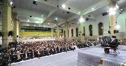 جهانی اندیشی با کشورگشایی تفاوت دارد/ غرب با همه رسانه هایش تفکرش را جهانی می کند، ما چرا اقدام نمی کنیم؟  دیدار شرکت کنندگان مجمع جهانی اهل بیت (ع) با رهبرانقلاب