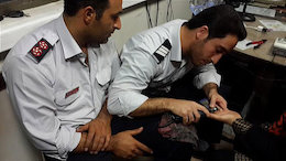 دردسر انگشتر تنگ برای زن جوان!+عکس دردسر انگشتر تنگ