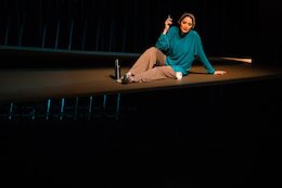 فصل شکار بادبادک و فراری دادن مخاطب / صف گروههای برگزیده پشت سر خانم بازیگر!  تئاتر