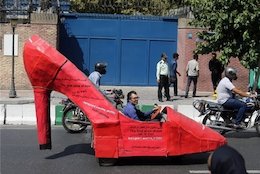 قرمز پاشنهبلند مقابل سفارت انگلیس! /عکس ماشین پاشنه بلند