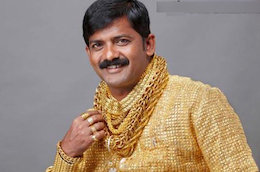 لباسی عجیب  یک مرد برای جلب توجه دختران!+تصاویر لباس طلا