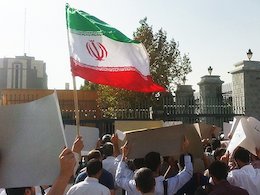 تجمع دانشجویان در اعتراض به روند بررسی برجام در مجلس