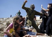 کتک‌خوردن سرباز اسرائیلی از زنان