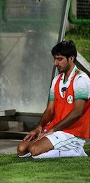 عکس/ زیباترین صحنه تاریخ لیگ برتر ایران سید محمدرضا حسينی، نماز