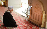 آيت‌الله جنتی در مسجد کوفه 