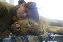 همخانه عجیب دختر جوان!+عکس انسان و شیر