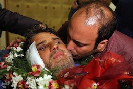 بوسه کامران نجف زاده بر خبرنگار مجروح/عکس سید حسن حسینی و کامران نجف زاده