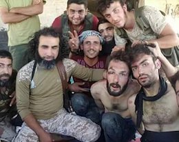 عکس یادگاری تروریست ها با اسرای داعشی+عکس  تروریست ها و اسرای داعشی