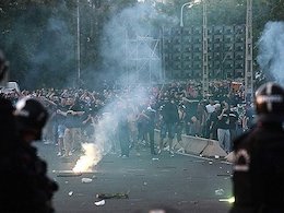 جنجال بزرگ در یک مسابقه فوتبال+تصاویر درگیری تماشاگران فوتبال