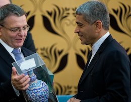 برای مجلس بزم نه میدان رزم!  هدیه وزیر اقتصاد به وزیر خارجه چک