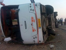 ۱۳ مصدوم در واژگونی مینیبوس/عکس واژگونی مینی بوس