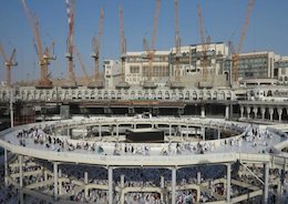 کعبه در محاصره جرثقیل های مرگ آور!/عکس کعبه در محاصره جرثقیل ها