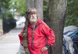 عکس/ کارتنخوابی با موهای میلیونی! کارتنخواب آمریکایی با موهای میلیونی