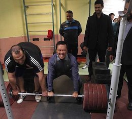 وقتی وزیر ورزش نمیتواند وزنه بزند!/عکس  وزیر ورزش اندونزی