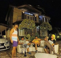 عکس/بازی با پلنگ تفریح بچه پولدارها پلنگ بازی