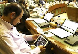 تبلت بازی مختاباد وسط جلسه شورای شهر!/عکس تبلت بازی مختاباد