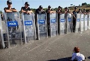 نوزادی که سد راه پلیس ترکیه شد