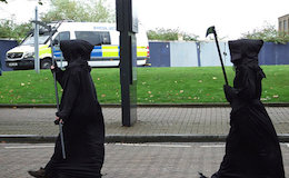 ابلیس در ورزشگاه!/عکس دستگیری ابلیس در ورزشگاه