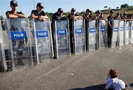 نوزادی که سد راه پلیس ترکیه شد