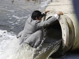 عضو شورای شهر خودش را آویزان کرد!/تصاویر عضو شورای شهر بندرعباس؛ کیانوش جهانبخش