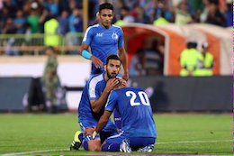 سجده شکر استقلالی ها پس از صدرنشینی/عکس استقلال