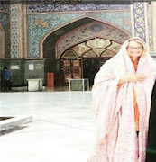 چادری شدن زن آمریکایی در امامزاده صالح 