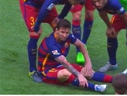 لیونل مسی عصا به دست شد/عکس مسی مصدوم شد