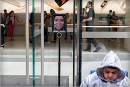 زنبیل گذاشتن با ربات برای خرید آیفون+ تصاویر  زنبیل گذاشتن با ربات برای خرید آیفون