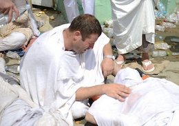 وداع تلخ پسر و پدر در حادثه منا+تصاویر  وداع تلخ پسر و پدر در حادثه منا