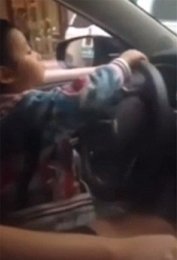 رانندگی کودک ۴ ساله در بزرگراه!/عکس
 رانندگی کودک ۴ ساله