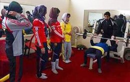 باشگاه مختلط دختران و پسران در تهران! +عکس  بدنسازی مختلط