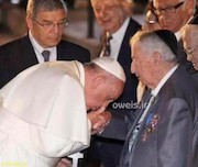 بوسیدن دست یک یهودی توسط پاپ