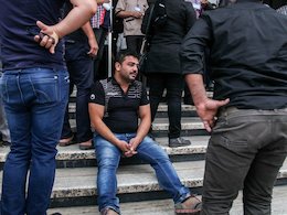 تجمع دوستداران هادی نوروزی مقابل بیمارستان