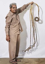 ۶۲ سال ناخنش را کوتاه نکرد! +تصاویر  بلندترین ناخن های جهان