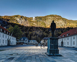 در این شهر بجای خورشید از آینه استفاده می شود+عکس خانه