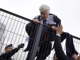 فرار مدیر با لباس پاره!!/تصاویر اعتراض به اخراج به سبک فرانسوی